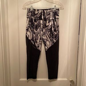 Victoria Sport Knockout Capri Leggings